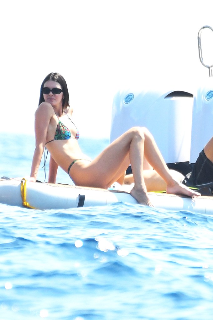 Celebrities Wearing Bikinis: Photos of Stars in Swimsuits