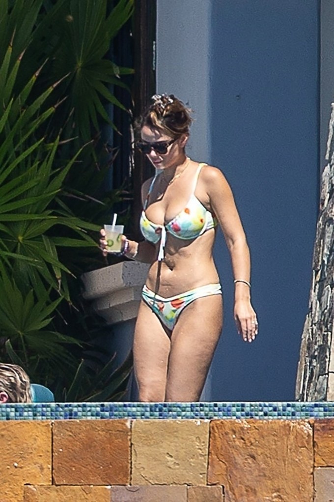 Celebrities Wearing Bikinis: Photos of Stars in Swimsuits