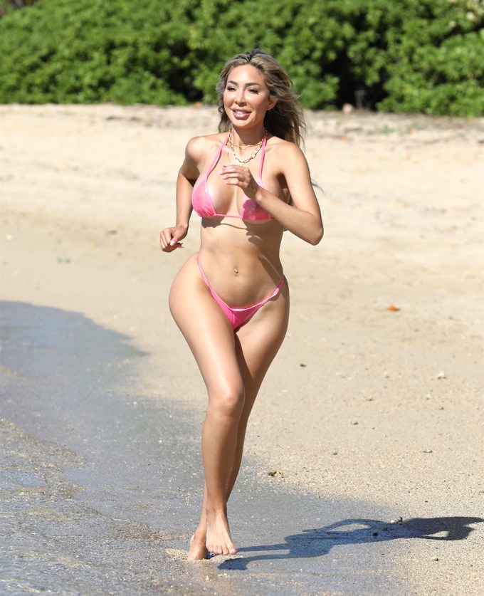 Celebrities Wearing Bikinis: Photos of Stars in Swimsuits