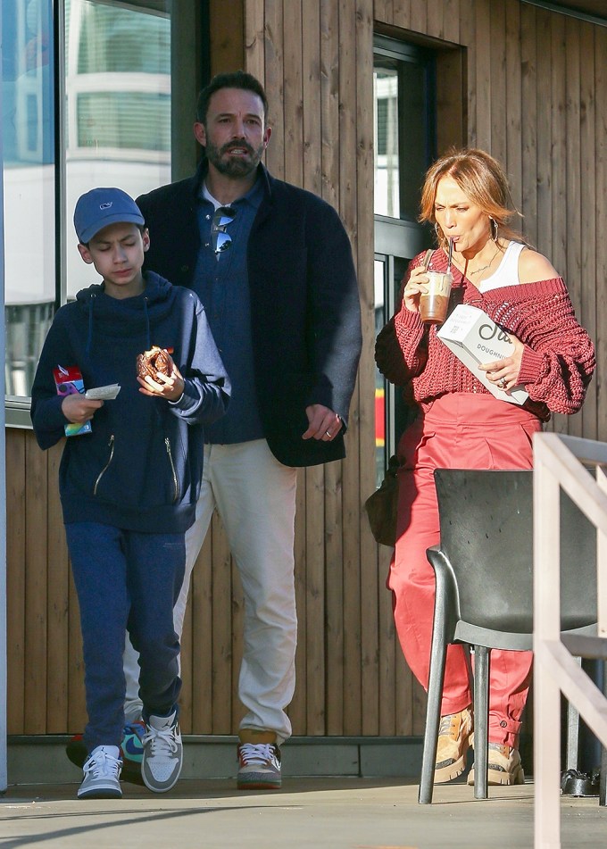 Ben Affleck & Jennifer Lopez Out With Their Kids: Photos