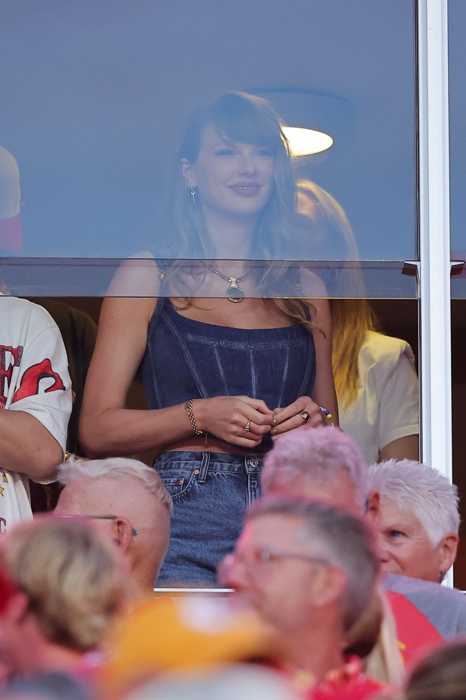 Taylor Swift Attends Travis Kelce’s Chiefs vs. Ravens Game: Photos