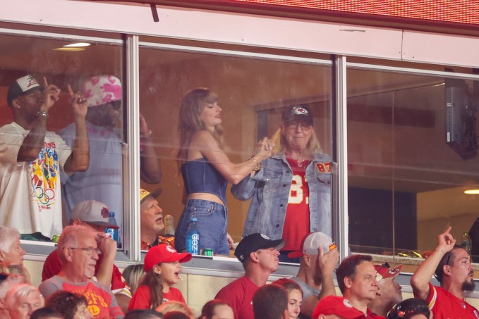 Taylor Swift Attends Travis Kelce’s Chiefs vs. Ravens Game: Photos