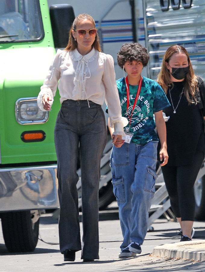 Ben Affleck & Jennifer Lopez Out With Their Kids: Photos