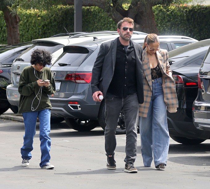 Ben Affleck & Jennifer Lopez Out With Their Kids: Photos