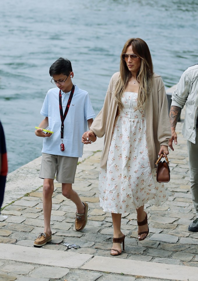 Ben Affleck & Jennifer Lopez Out With Their Kids: Photos