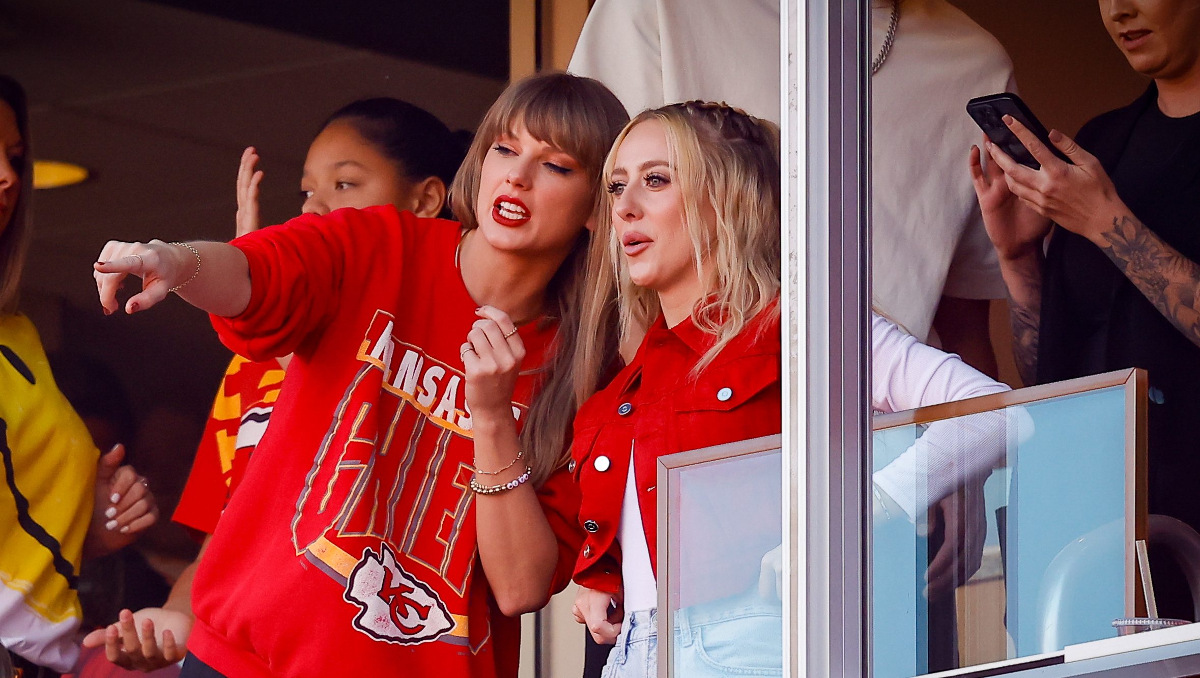 Taylor Swift Attends Travis Kelce’s Chiefs vs. Ravens Game: Photos