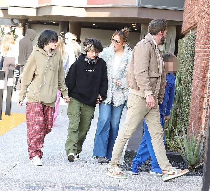 Ben Affleck & Jennifer Lopez Out With Their Kids: Photos