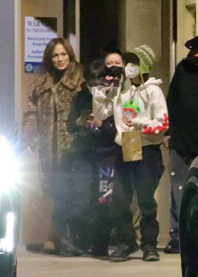 Ben Affleck & Jennifer Lopez Out With Their Kids: Photos