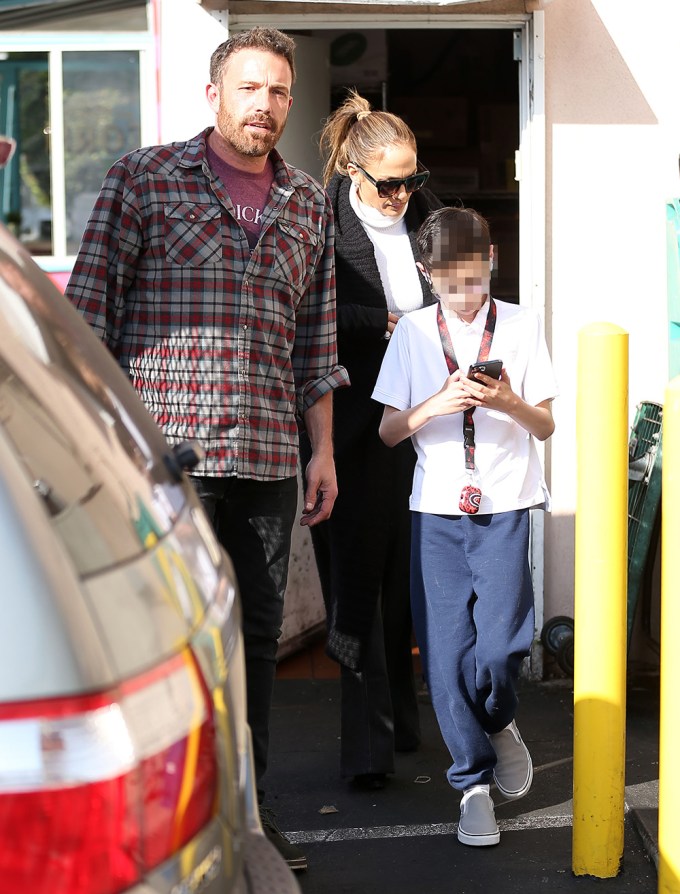 Ben Affleck & Jennifer Lopez Out With Their Kids: Photos