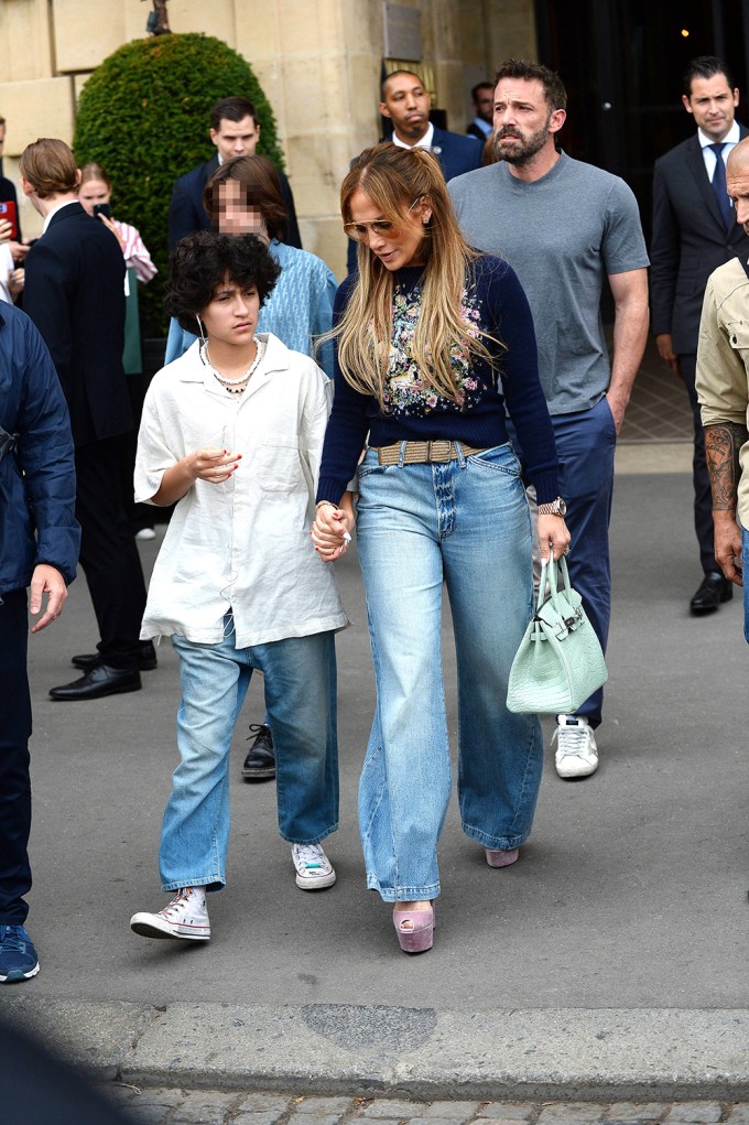 Ben Affleck & Jennifer Lopez Out With Their Kids: Photos