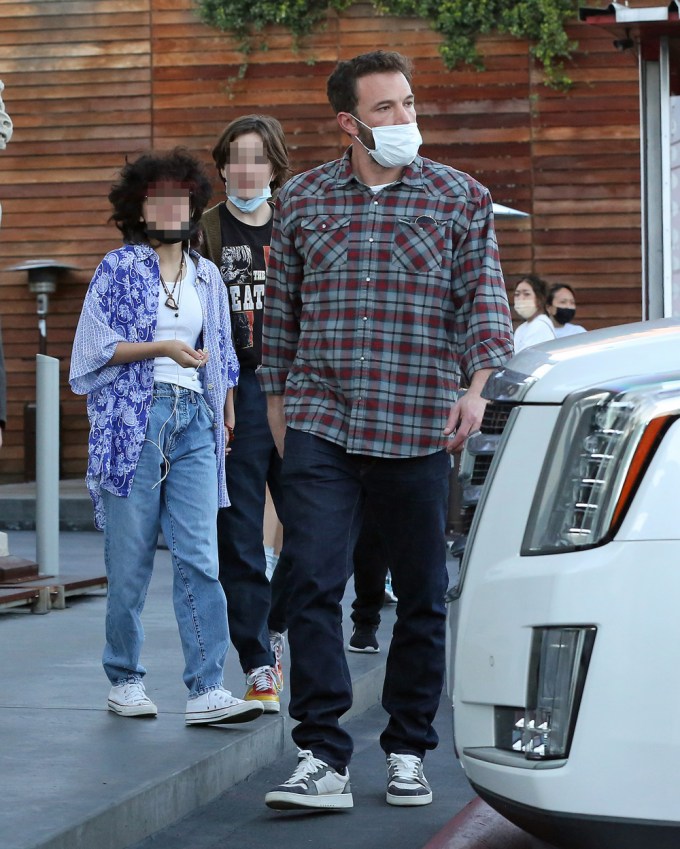 Ben Affleck & Jennifer Lopez Out With Their Kids: Photos