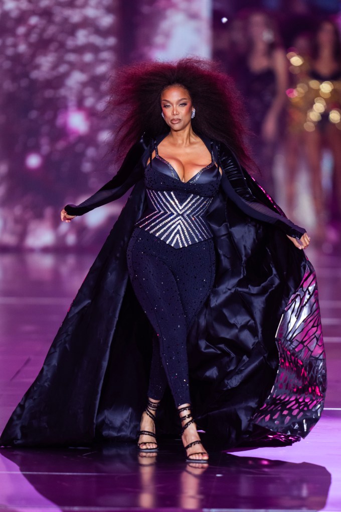 Victoria’s Secret Fashion Show 2024 Pics: Celebrity Photos