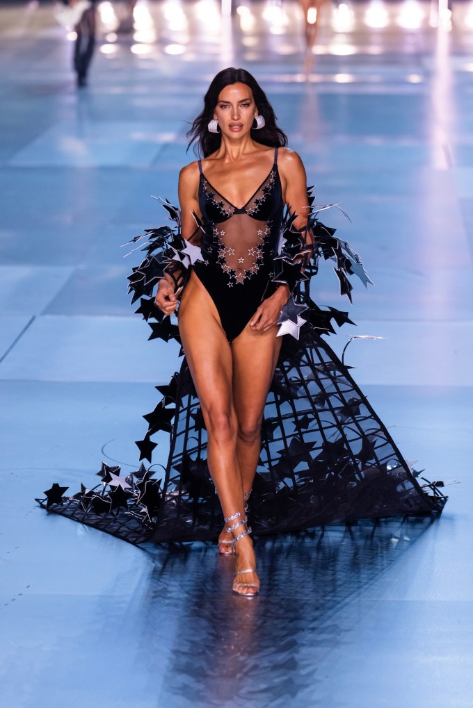 Victoria’s Secret Fashion Show 2024 Pics: Celebrity Photos