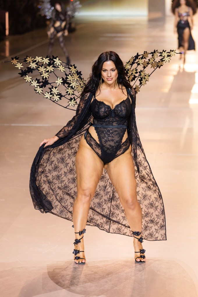 Victoria’s Secret Fashion Show 2024 Pics: Celebrity Photos