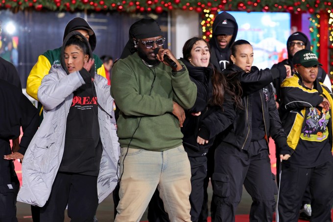 Macy’s Thanksgiving Day Parade 2024 Pics: Photos of the Stars